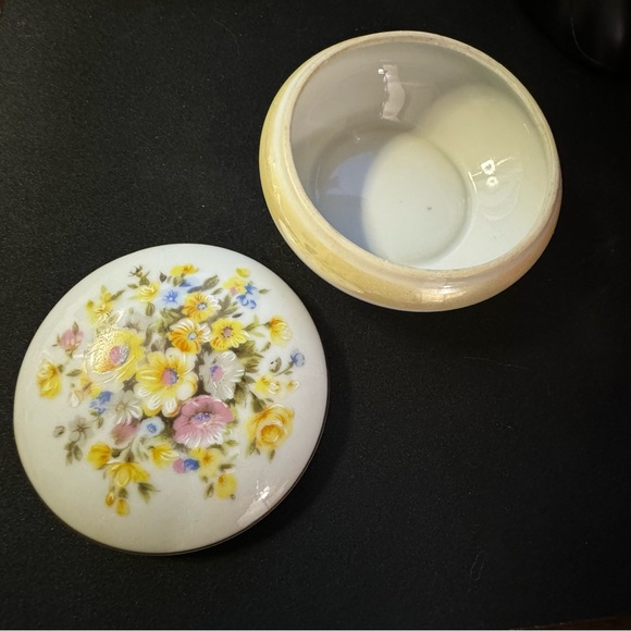 ✨Elegant Vintage Porcelain Jewelry Case - Picture 2 of 2